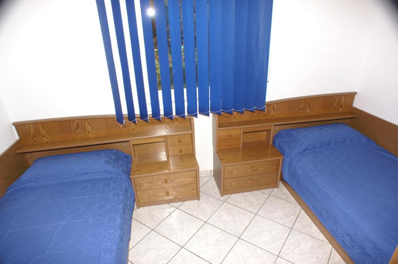Apartments By The Sea Mandre, Pag - 4098 Екстериор снимка